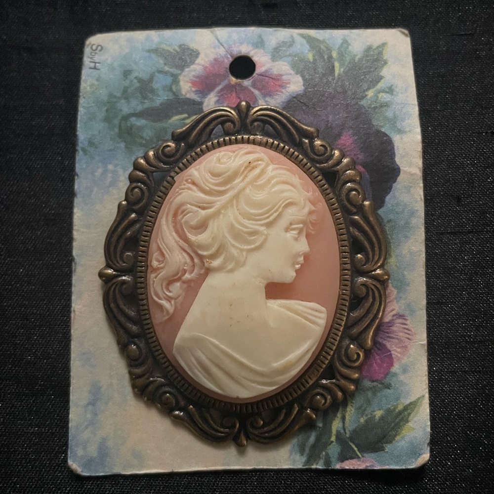 Donna Belanger designs & antiques vintage cameo brooch